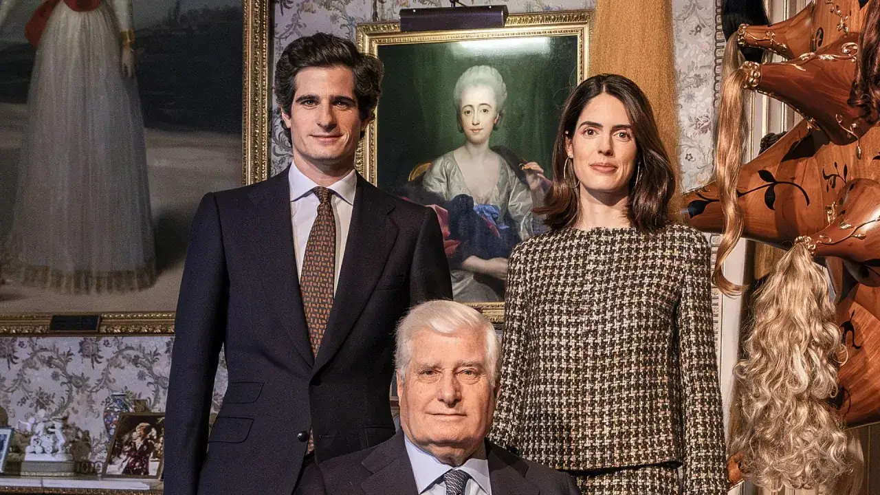 Los duques de Huéscar posan con elegancia junto a retratos históricos y un tocador de pelucas.