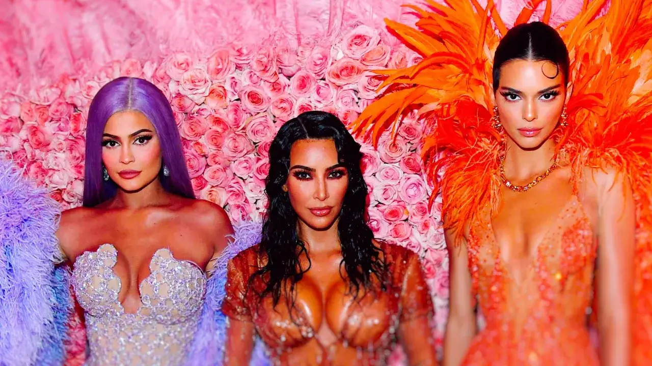 Kylie Jenner, Kim Kardashian y Kendall Jenner deslumbran en la Met Gala con atuendos espectaculares.