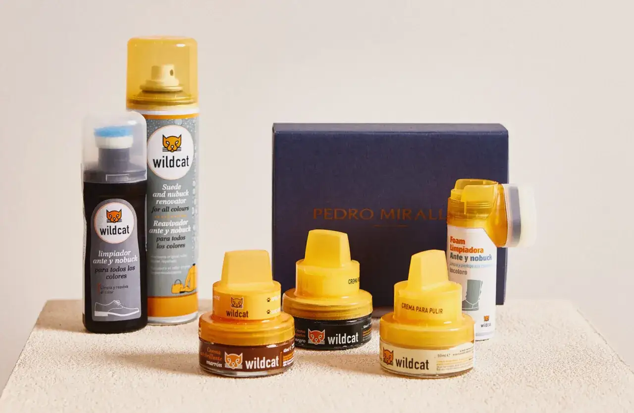 Productos Wildcat para quitar mancha de aceite seca en zapatos de piel. Limpiadores y cremas para ante y nobuck.