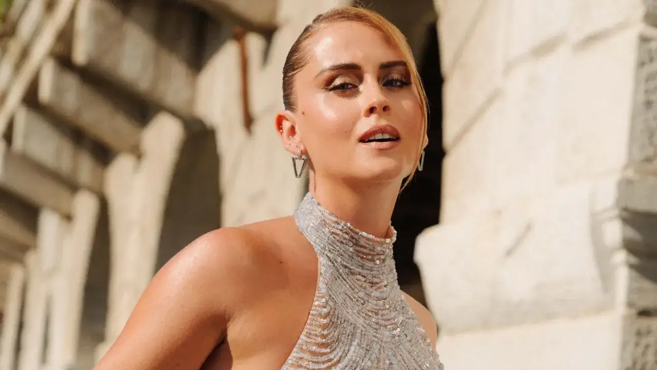 Valentina Ferragni luce un vestido brillante y moderno, con un escote halter adornado con cuentas.