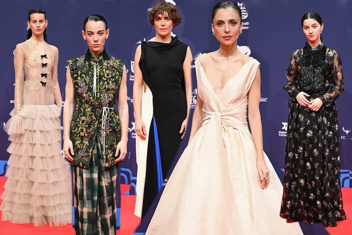 Cinco mujeres desfilan en la alfombra roja de los premios Feroz, luciendo atuendos elegantes y diversos.