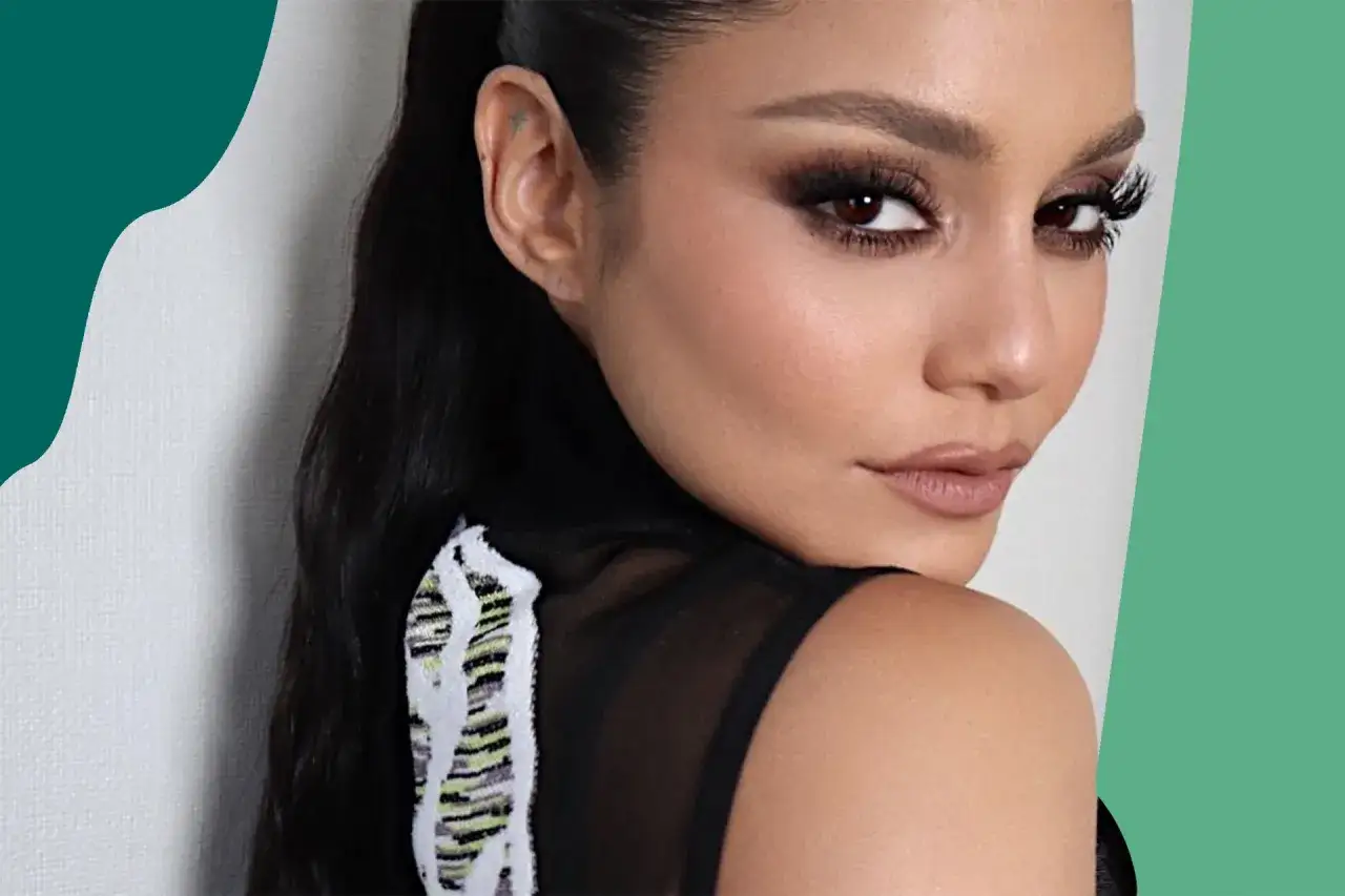 Ojos ahumados intensos y pestañas dramáticas en un primer plano de una mujer con cabello oscuro y labios nude.
