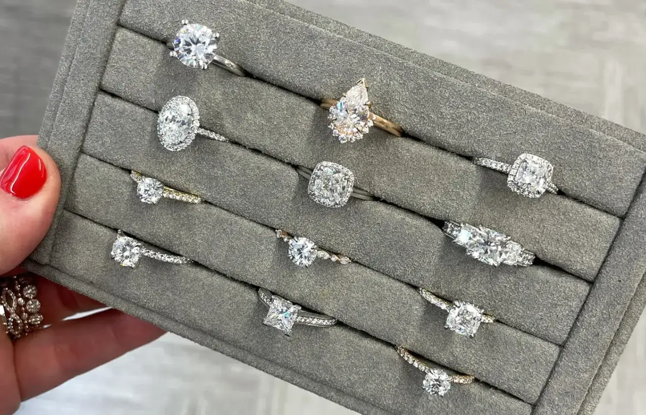 Variedad de anillos con distintos tipos de diamantes: redondos, ovalados, princesa y pera.