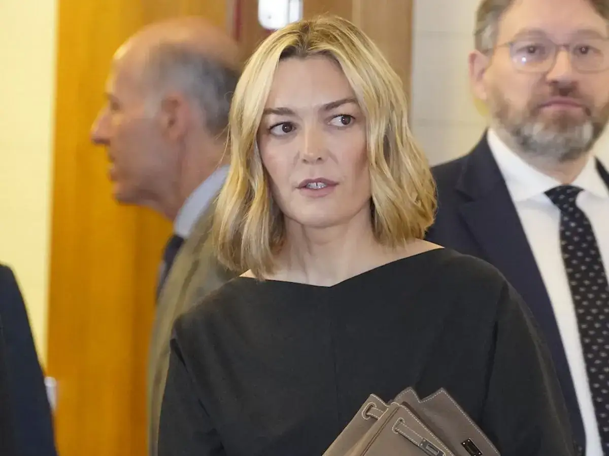 Marta Ortega Pérez, con su bolso de mano, camina con determinación.