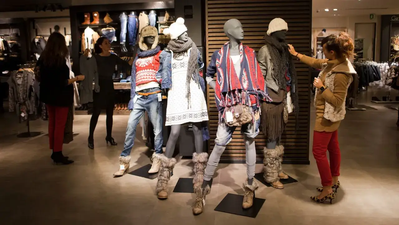 Maniquíes con ropa de moda rápida, estilo bohemio, en una tienda.