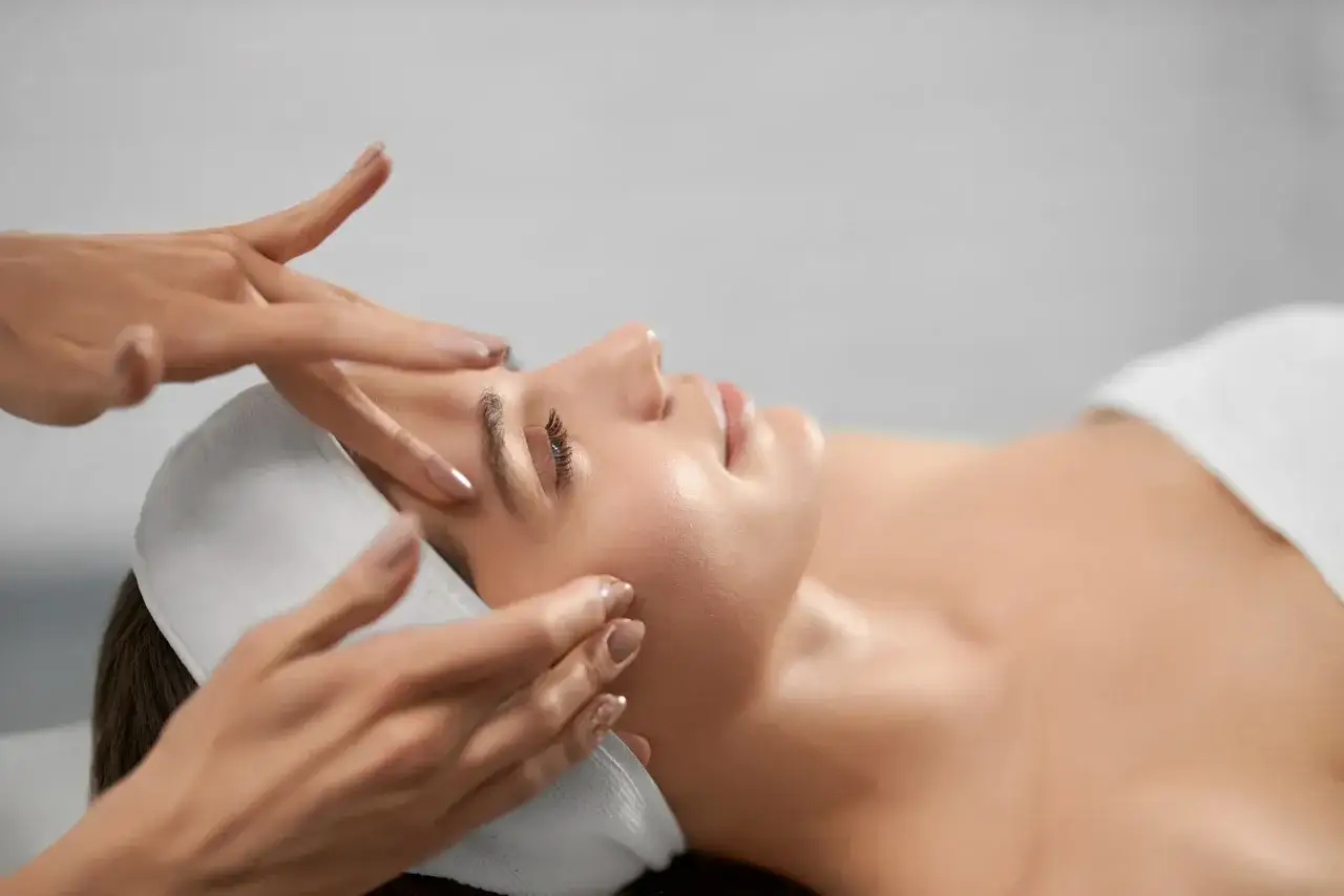 Manos expertas realizan un dermaplaning facial, dejando la piel suave y radiante.