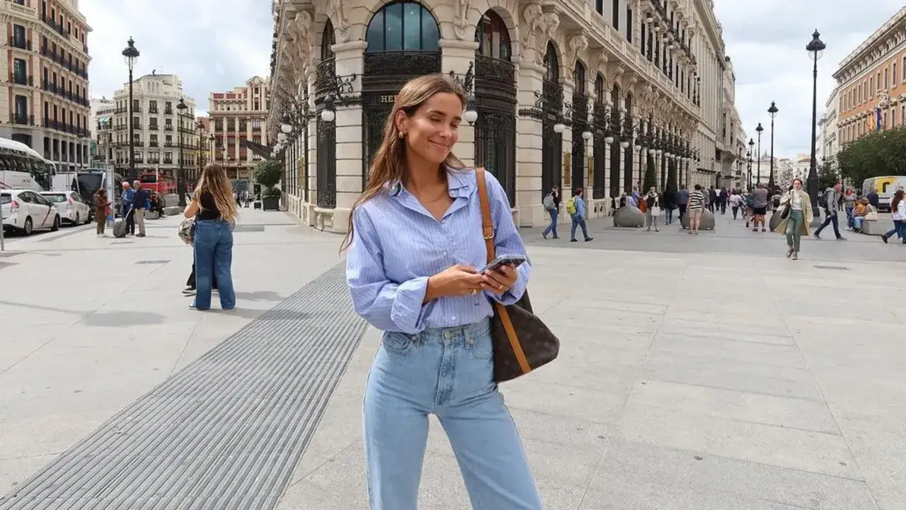 María Pombo, con su estilo casual chic, pasea por una calle de Madrid.