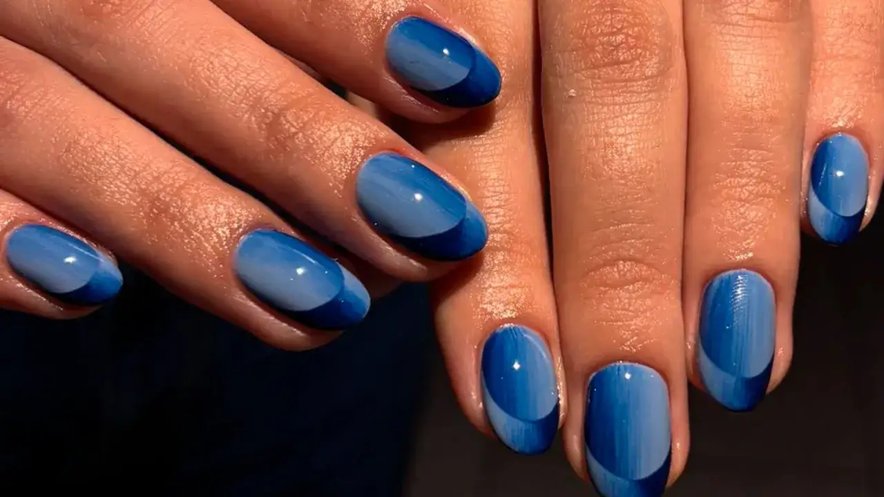 Manicura francesa con degradado azul, un diseño moderno y elegante que evoca el mar.