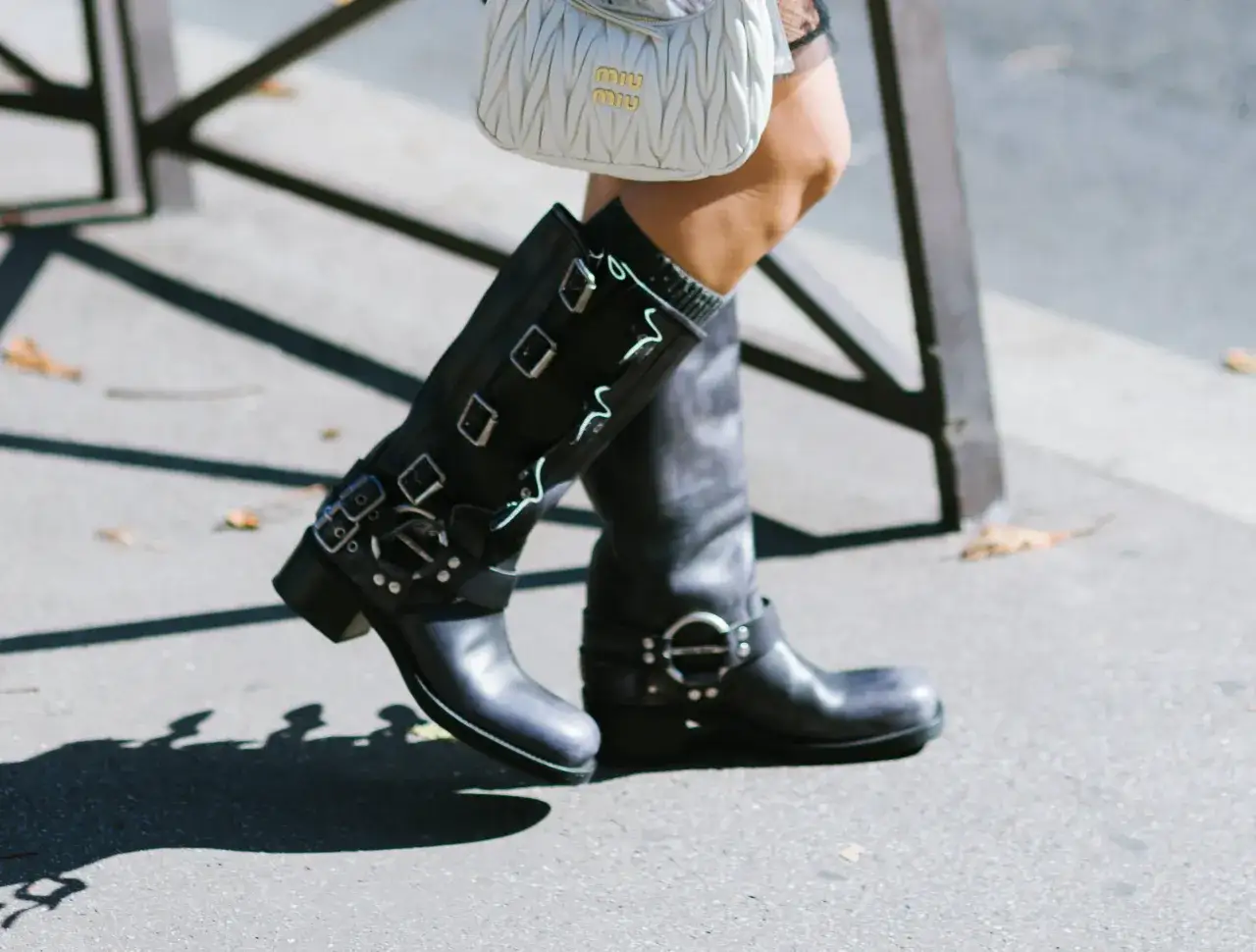 Botas negras de cuero con hebillas y detalles plateados, un accesorio de moda que marca tendencia.