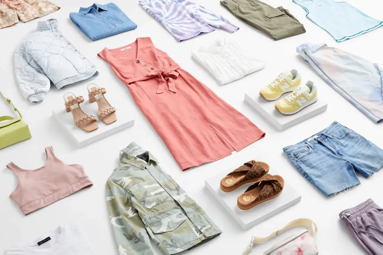 Ropa de slow fashion: vestido rosa, chaqueta camuflaje, vaqueros, zapatillas amarillas, sandalias y bolso verde.