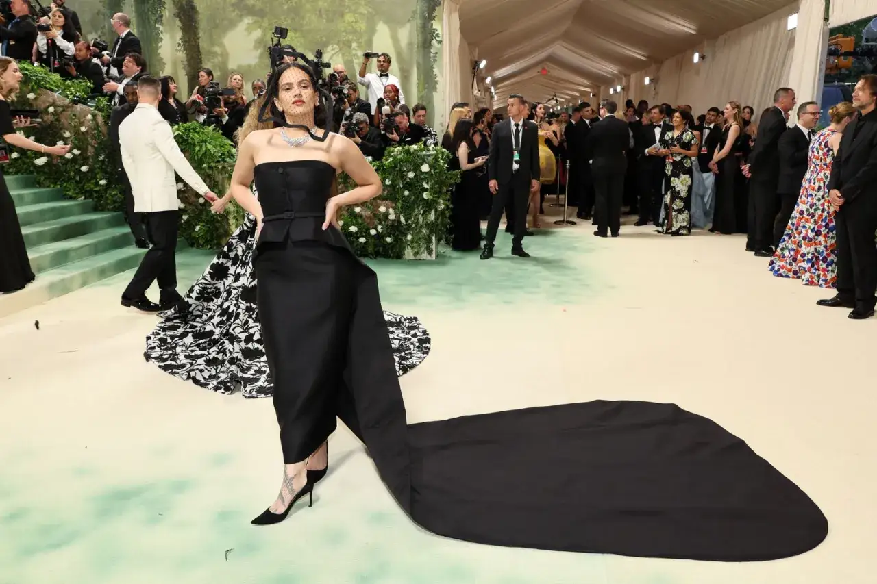 Rosalía deslumbró en la Met Gala con un vestido negro de gala y velo, capturando miradas.