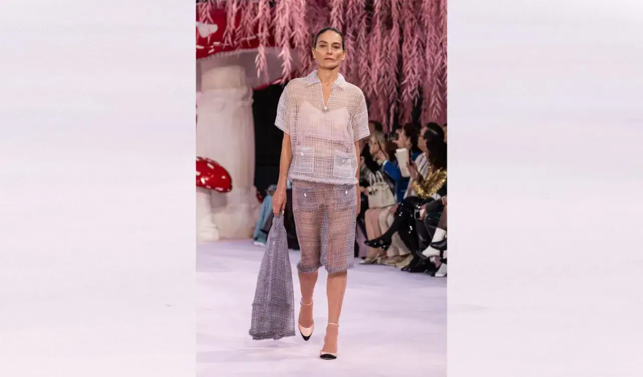 Modelo desfila con conjunto transparente y bolso. La edad de Laura Ponte se refleja en su elegancia.