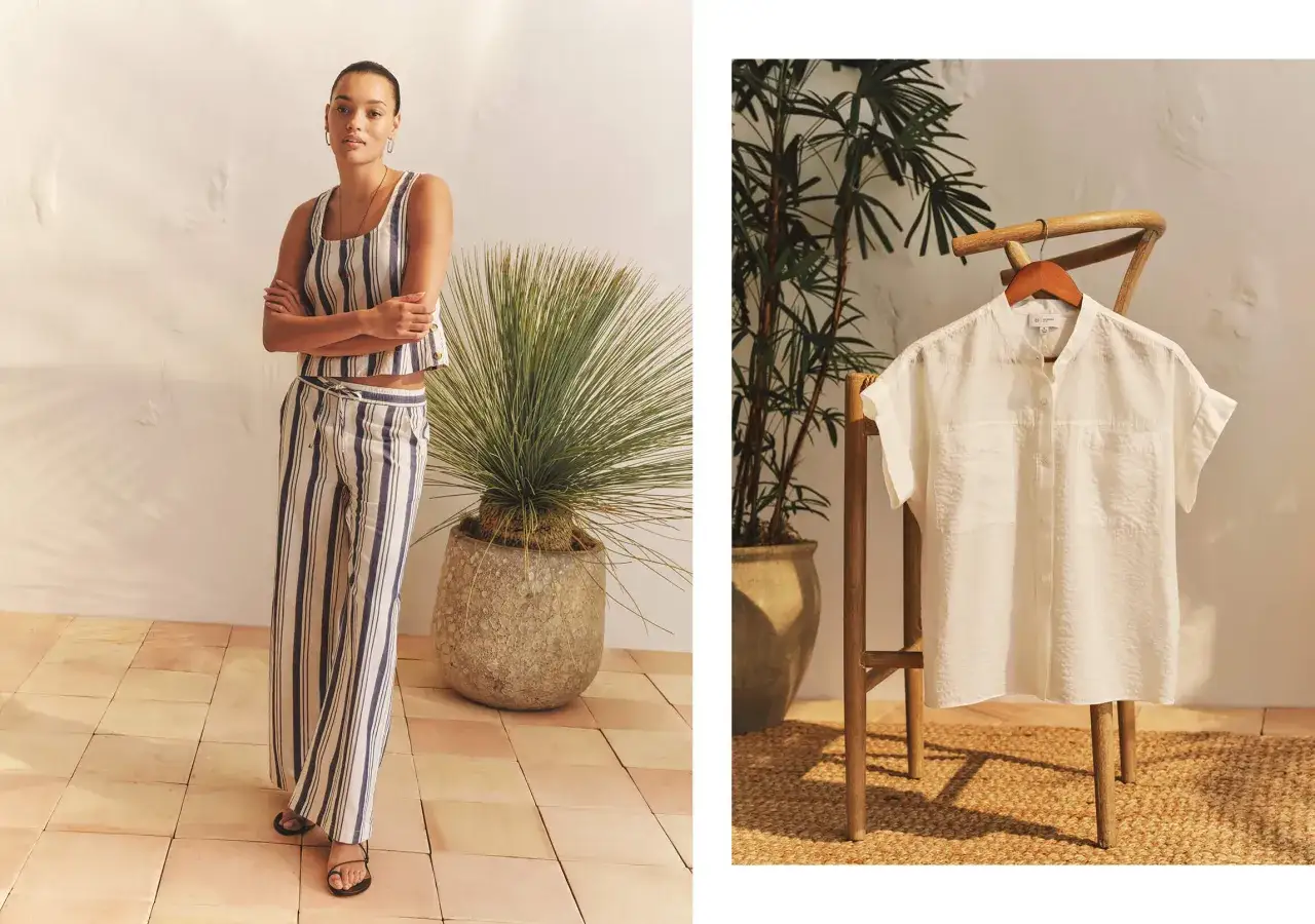 Mujer con conjunto a rayas, ideal para un día caluroso donde la tela de viscosa transpira. A su lado, una camisa blanca cuelga de una silla.