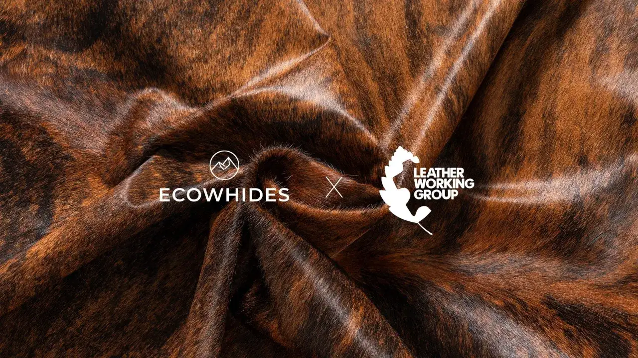 Textura de cuero marrón y negro con logos de ECOWHIDES y LEATHER WORKING GROUP.