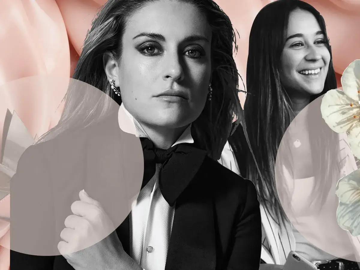 Olga Ríos, con un traje elegante, posa junto a otra mujer sonriente. Flores y formas abstractas completan el diseño.