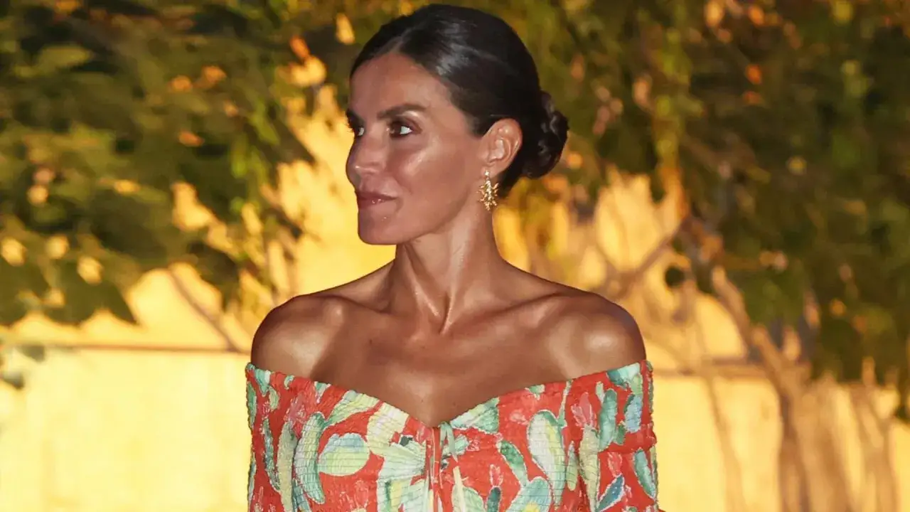 Reina Letizia Ortiz, con un vestido estampado de cactus, luce elegante con su cabello recogido y pendientes dorados.