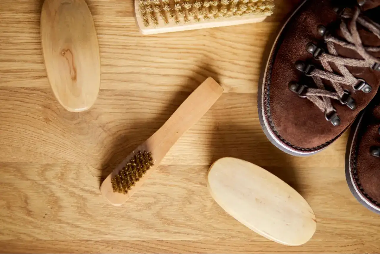Cepillos y zapatos de piel listos para aprender como limpiar zapatos de piel con manchas y dejarlos como nuevos.