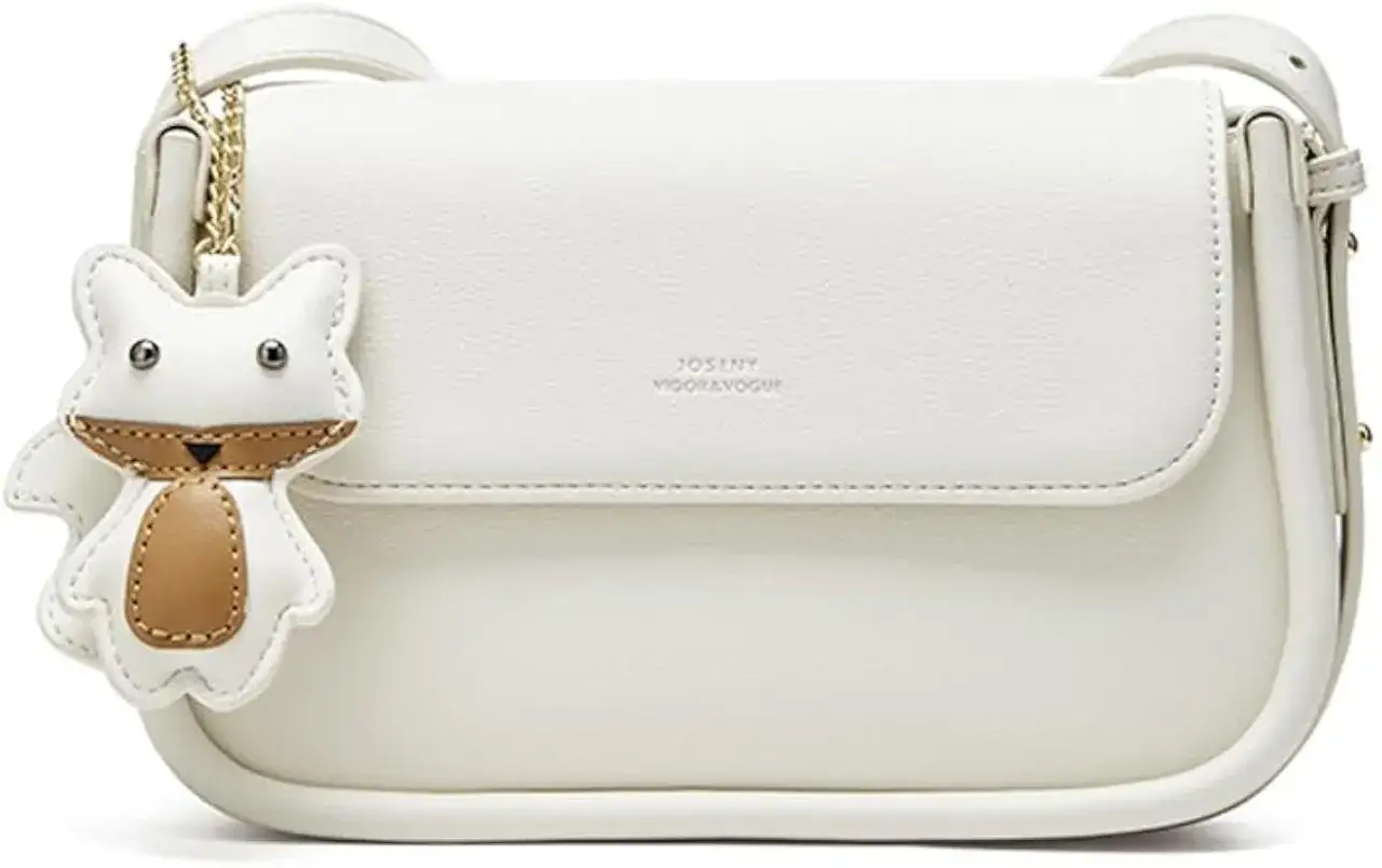 Bolso blanco con charm de zorro. Ideal para combinar bolso beige y crear un look chic.