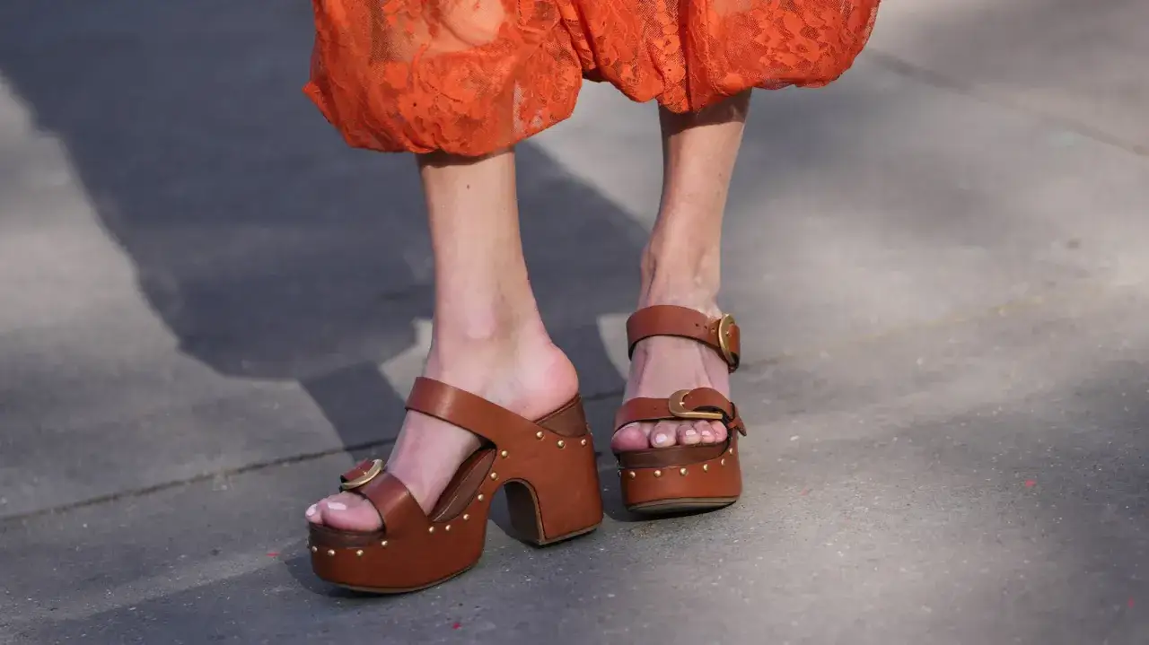 Sandalias tendencia de plataforma en cuero marrón con tachuelas doradas y hebillas. Un look audaz para destacar.