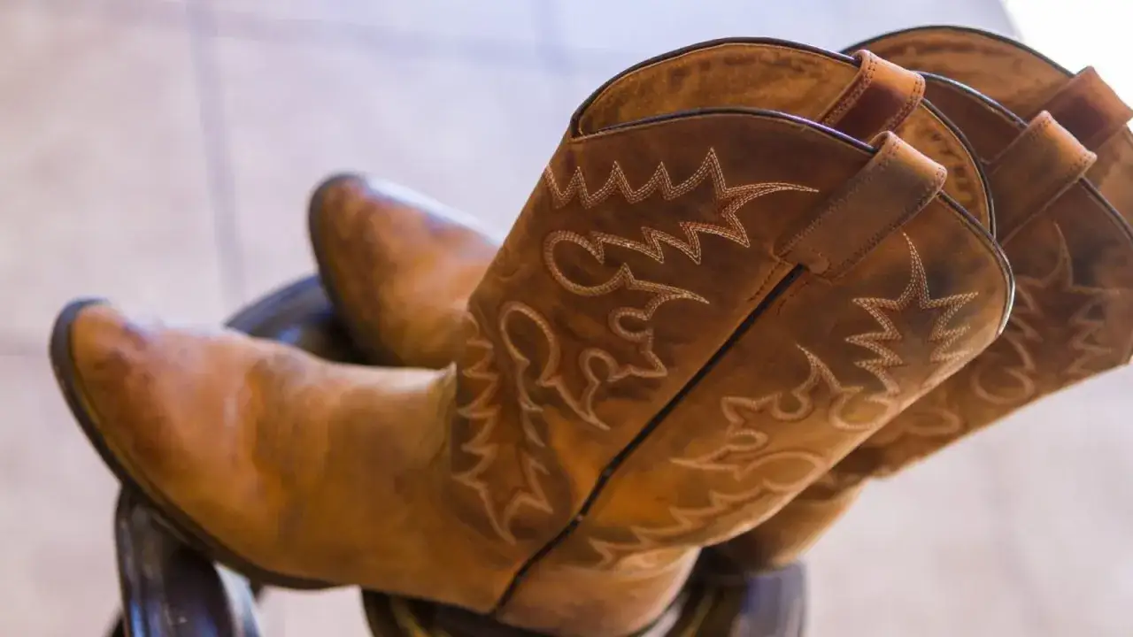 Botas camperas de cuero marrón con bordados, listas para aprender como limpiar botas camperas y mantenerlas como nuevas.