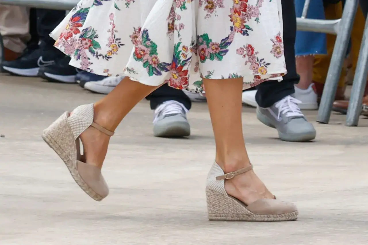 Reina Letizia camina con sus alpargatas de cuña, luciendo un vestido estampado floral.