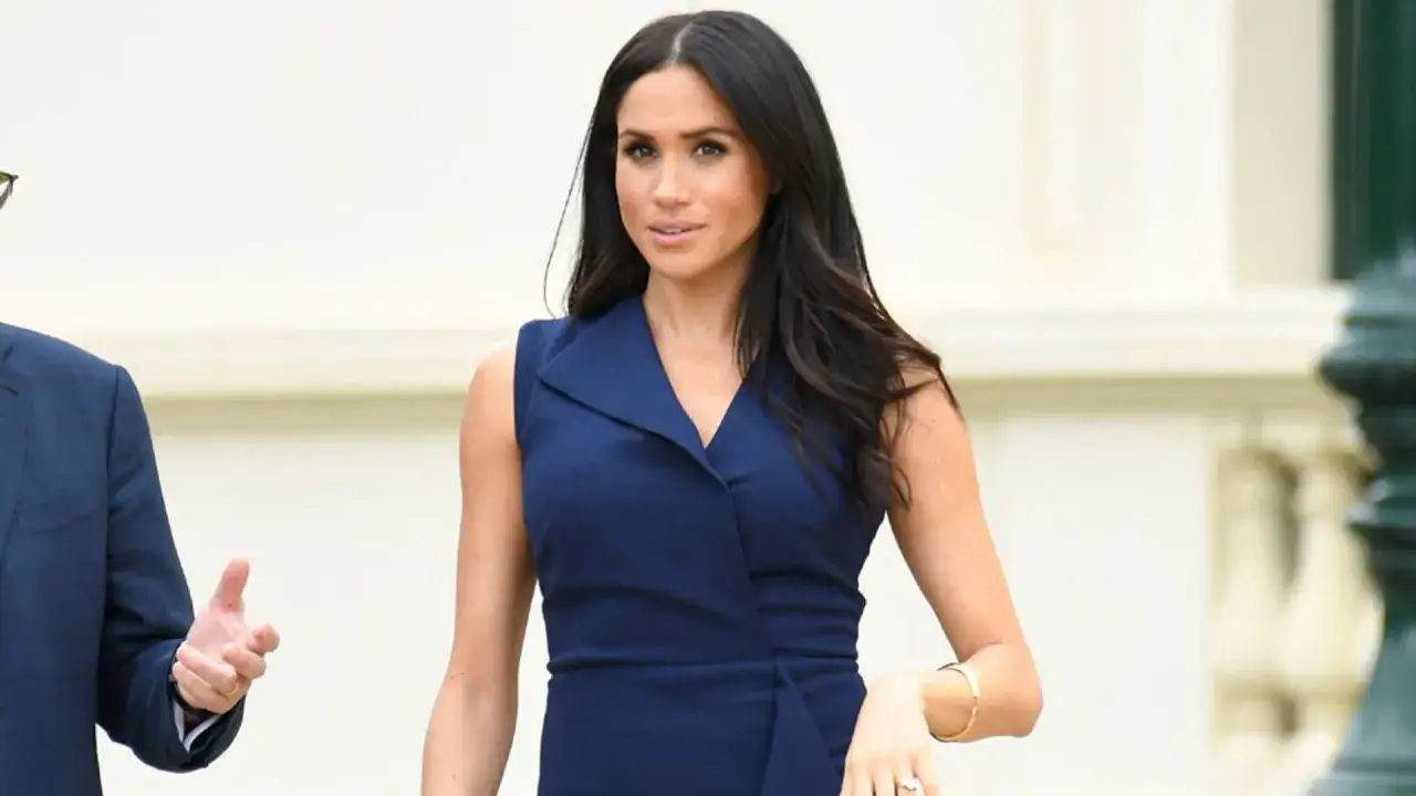 Meghan, duquesa de Sussex, luce un elegante vestido azul marino.