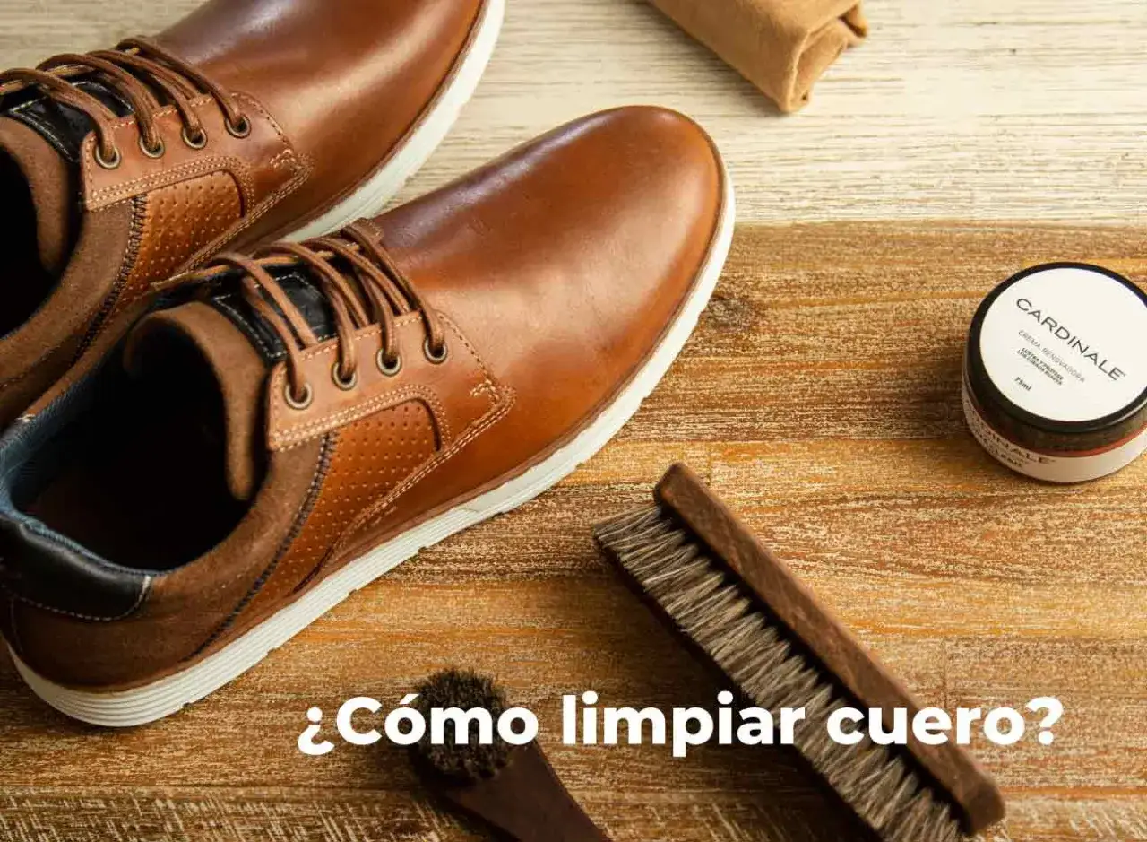 Zapatos de cuero marr&oacute;n con cepillos y crema para eliminar manchas de suciedad en la piel.