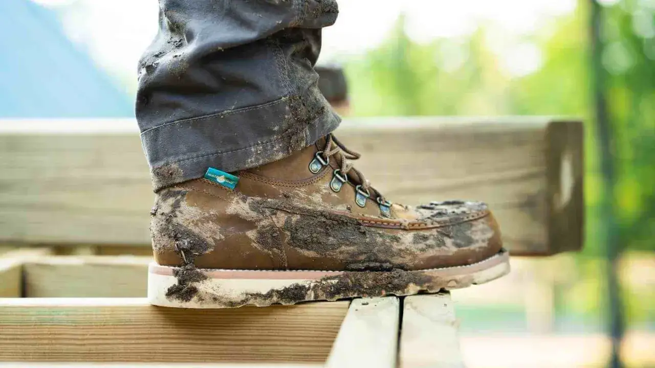 Botas de montaña cubiertas de barro. Aprende como limpiar botas de montaña para dejarlas como nuevas tras una aventura.
