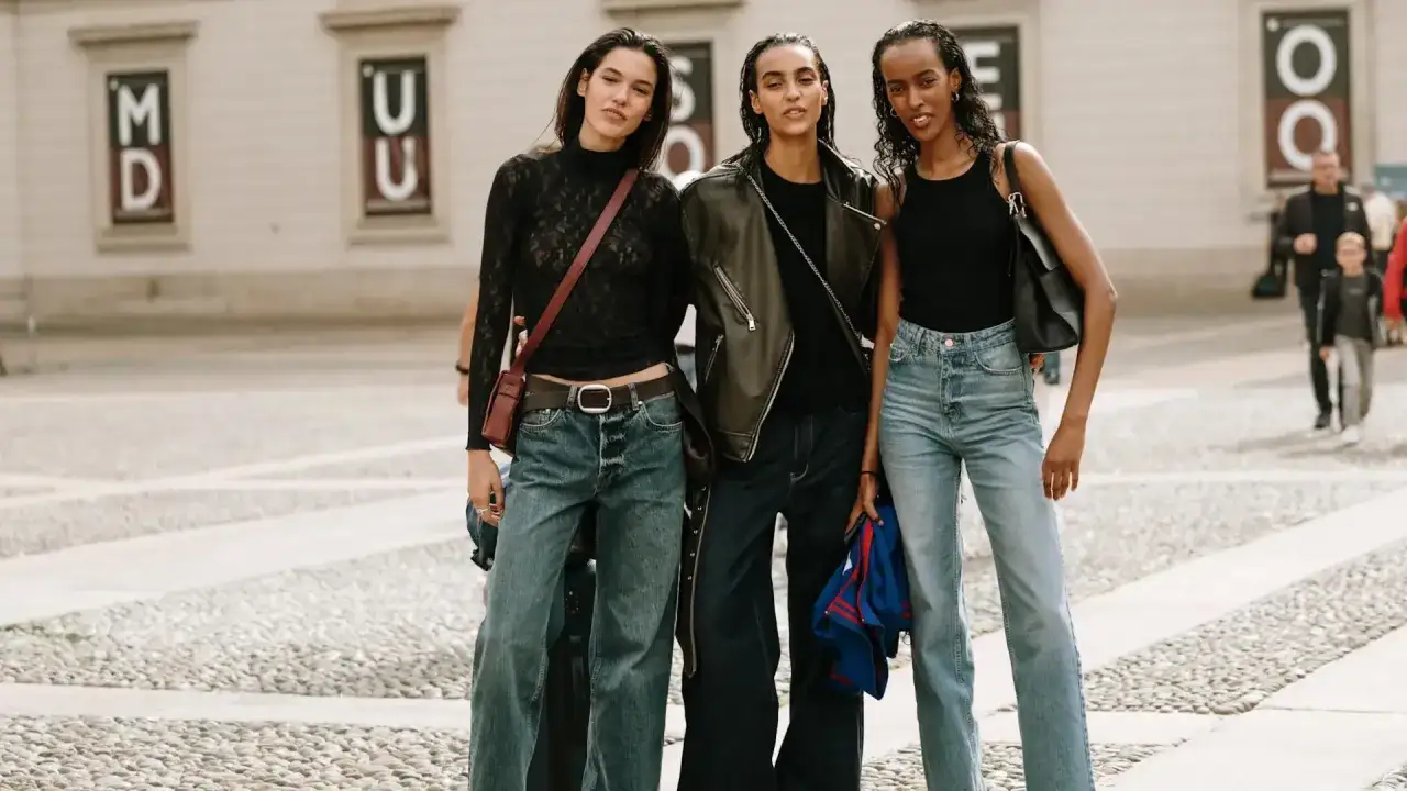Tres modelos lucen el wide leg significado en su máxima expresión, con jeans de corte ancho que definen la moda urbana.