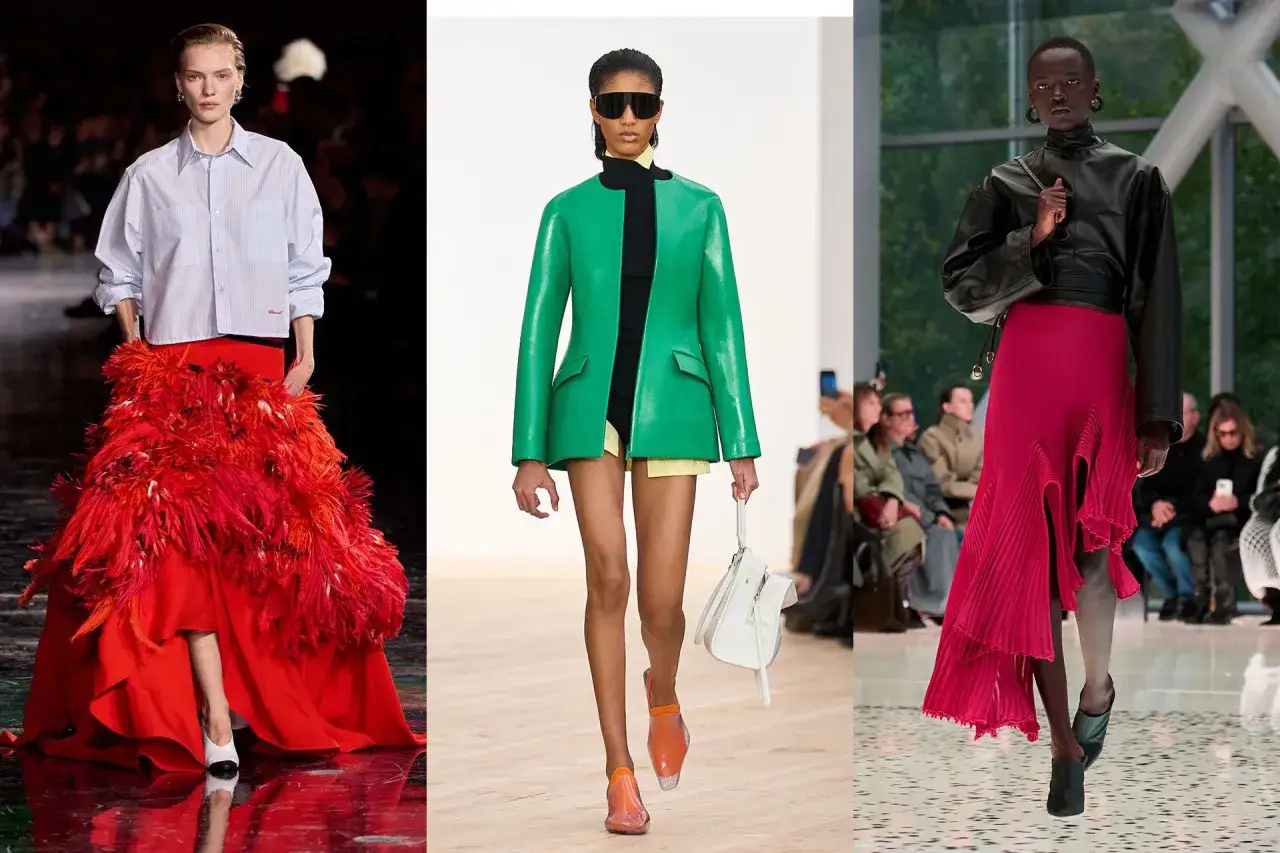 Modelos lucen atuendos vibrantes con colores que contrastan con el verde: rojo plumoso, verde brillante y fucsia.