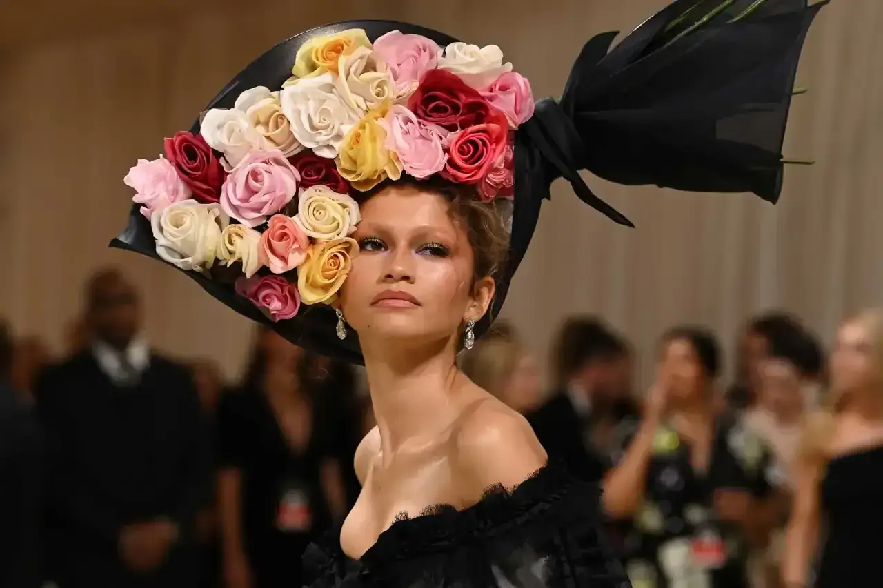 Zendaya met con un espectacular tocado de rosas de colores, un diseño que evoca un ramo de flores.