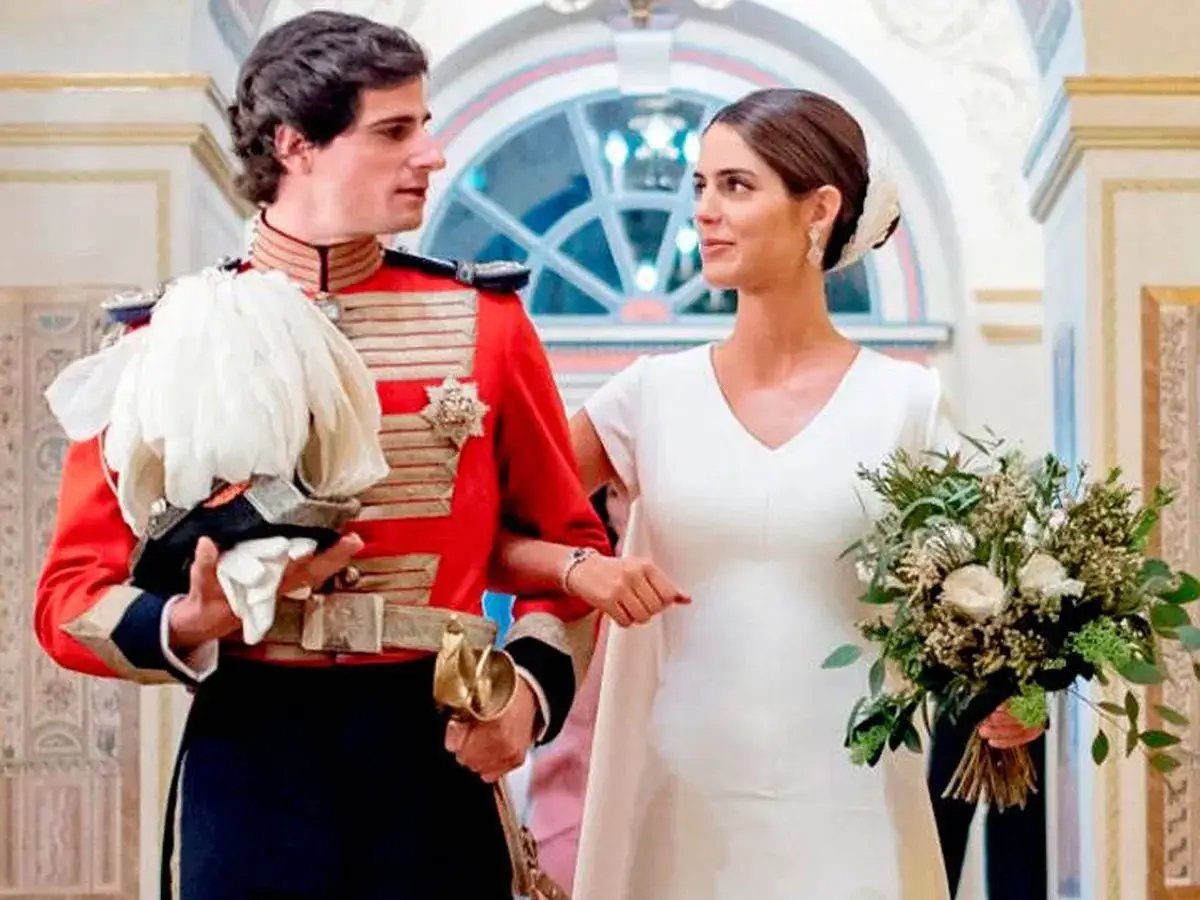 Sofía Palazuelo y Fernando Fitz-James Stuart en su boda. Ella, radiante con vestido blanco y ramo; él, con uniforme militar.