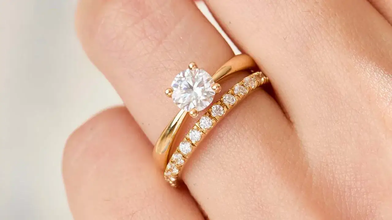 Dos tipos de anillo de compromiso: uno solitario con diamante y otro con banda de diamantes.