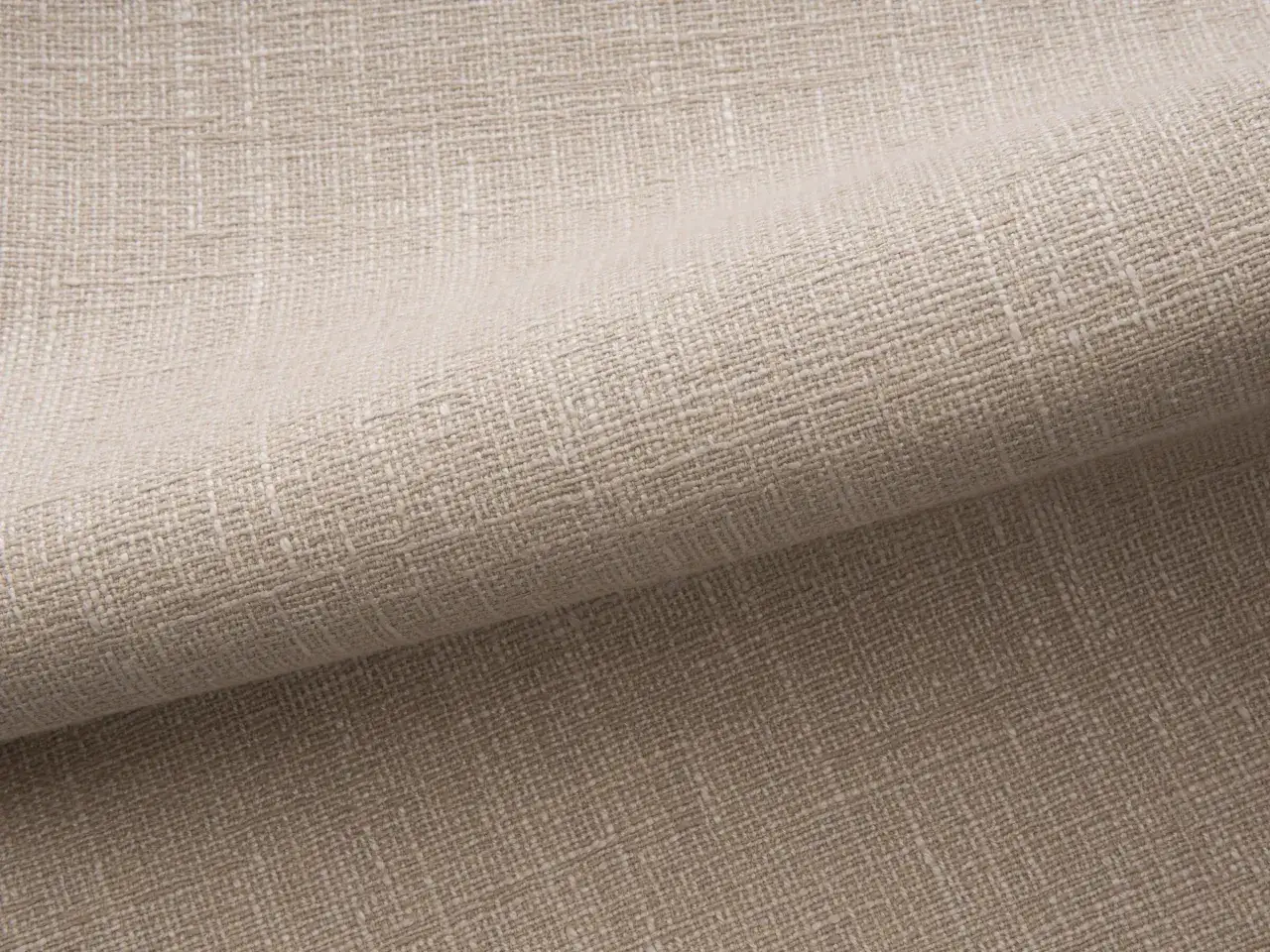Textura de tela de lino natural en tono beige, mostrando diferentes tipos de lino con un tejido visible y un pliegue suave.
