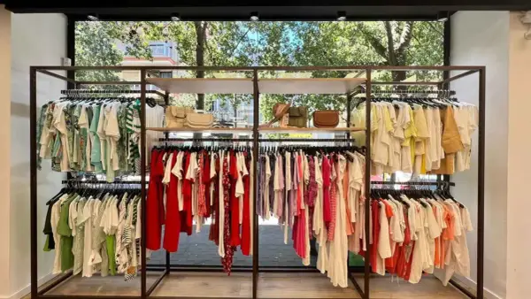 Exhibición de ropa de verano en tiendas grupo Inditex. Vestidos, blusas y accesorios en tonos pastel y vibrantes.